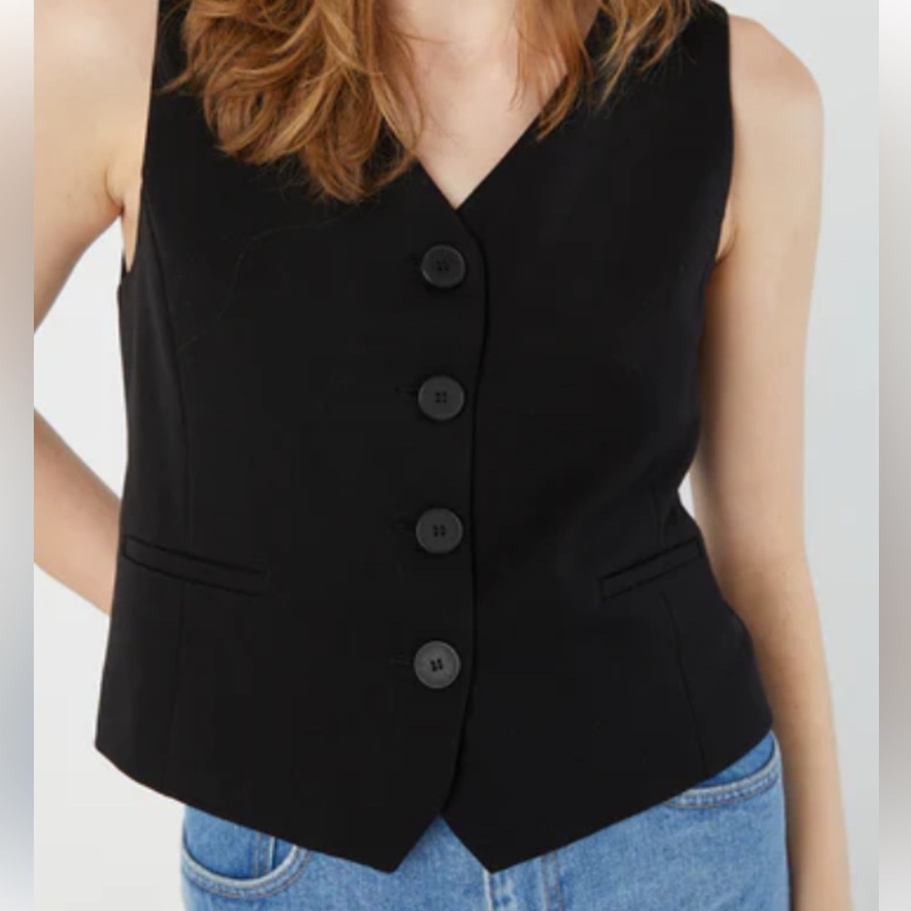 Oak and Fort Black Sleeveless Button-Up Top